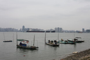 江边停泊的多艘小船