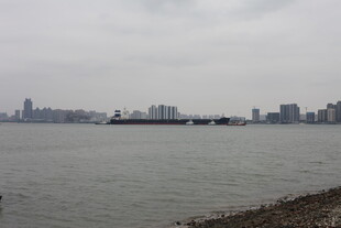 江边城市景观远景