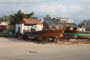 渔村场景中的老旧船只
