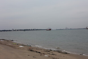 海边沙滩与远处水域景象