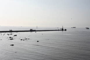 海边码头平静海面景象