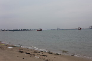 海边沙滩与远处水域景象