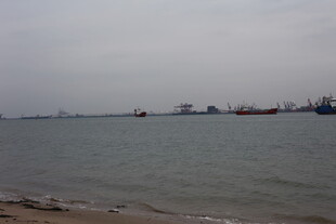 海面船只与天际线