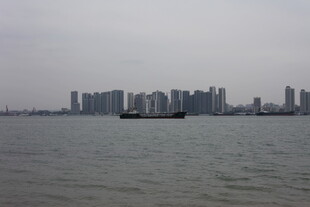 江边城市景观与江中小船