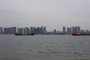 江边城市景观与江上船只