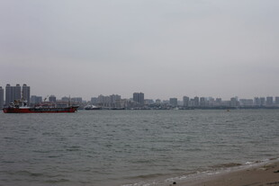 海滨城市风光远眺