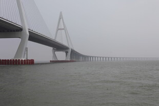 雾中跨海大桥