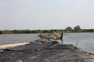 河边烧毁的船只残骸