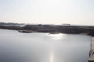 平静水面上的船只风景