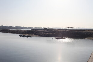 平静湖面与远处建筑景观