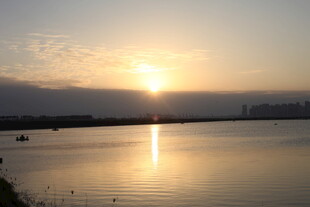 湖畔日落美景