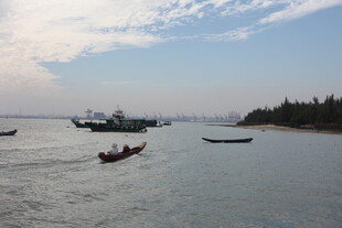 海上船只与岸边风景