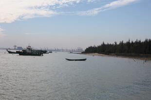 海上船只与岸边景致