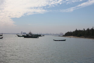 海上船只与岸边景致