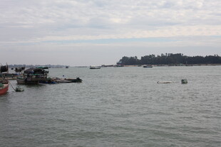 海边码头的宁静景致