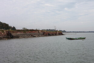 宁静水边的小船与岸景