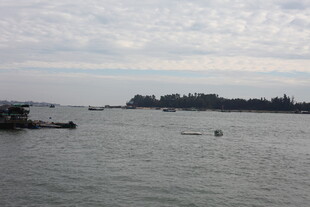 宁静湖景中的船只与岛屿