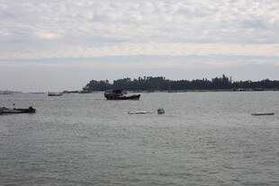 海上船只与远处岛屿景观