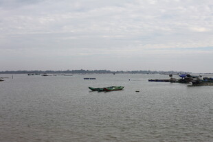 海上船只与远处天际线