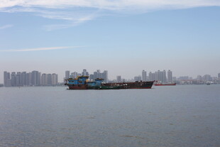 海上船只与城市天际线