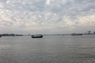 海上孤舟天际云景