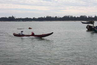 水面上的小船与人物景象
