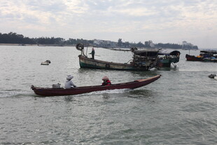 江面上的船只与小船