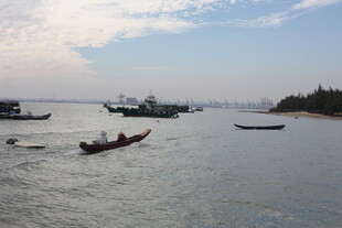 海上船只悠然航行画面