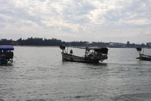 江面上的几艘船只