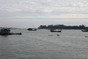 海上船只与远处岛屿景观