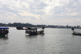 水上船只停泊于开阔水域