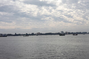 海上船只与远处城市景观