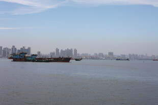 江边城市景观与江上船只