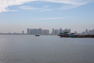 城市江畔风光远眺