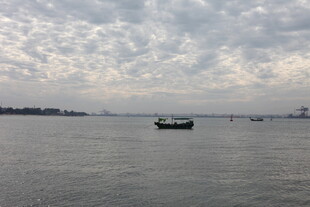 海上孤舟天空云层密布