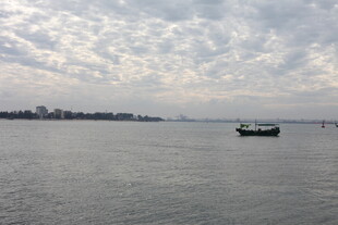 江面上的孤舟与远处岸景