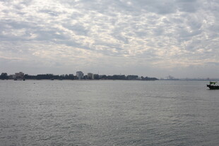 海上孤舟伴天际云景