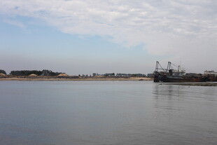 平静湖面与远处船只景象