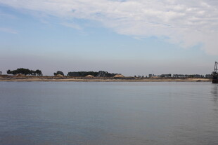 平静湖面与远处天际线