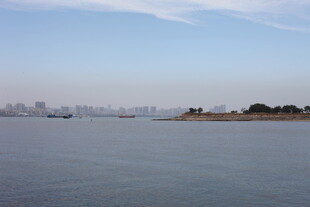 海滨城市远景风光