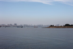 海滨城市远景辽阔水域风光