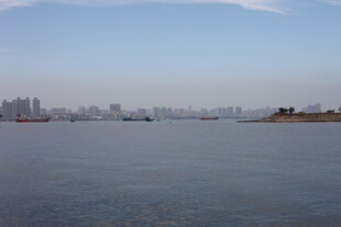 城市边的宽阔水域景观