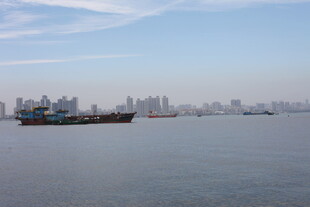 海上船只与远处城市景观