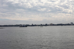 河畔城市天际线景观