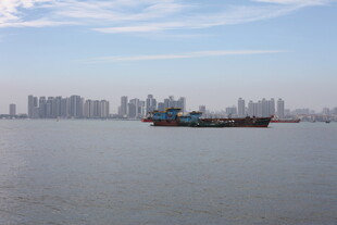 江面上的船只与城市天际线