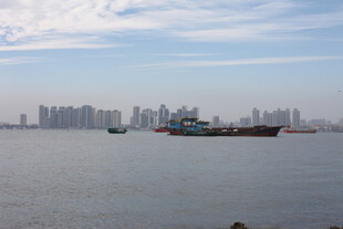 海滨城市风光船只与高楼