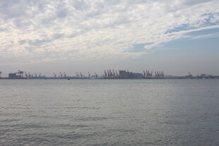 广阔海面与远处城市天际线