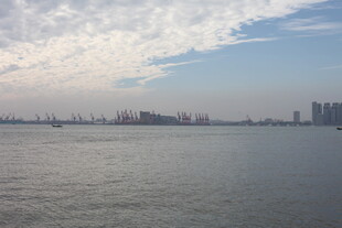 海滨城市远景辽阔水域风光