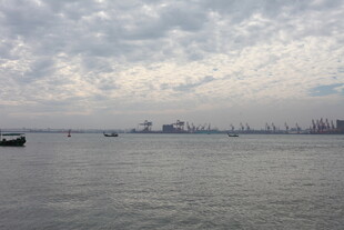 海上城市天际线景观