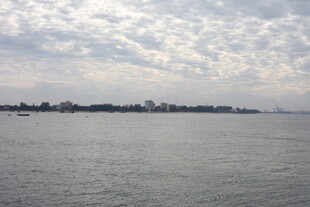 平静湖面与远方天际线